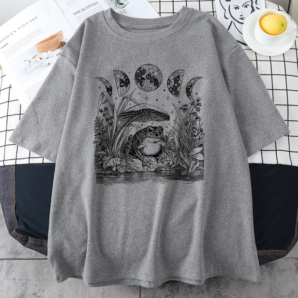 Camiseta Oversize "Mystic Frog" con Fases Lunares