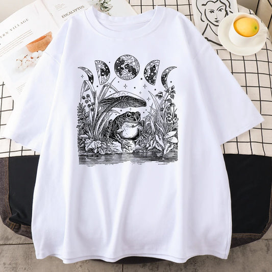 Camiseta Oversize Goblincore - Diseño Rana bajo la Luna y Champiñón