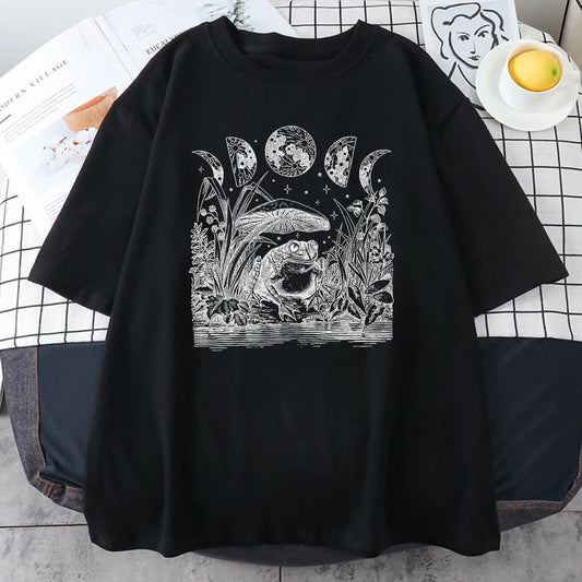Camiseta Oversize Goblincore - Diseño Rana bajo la Luna y Champiñón