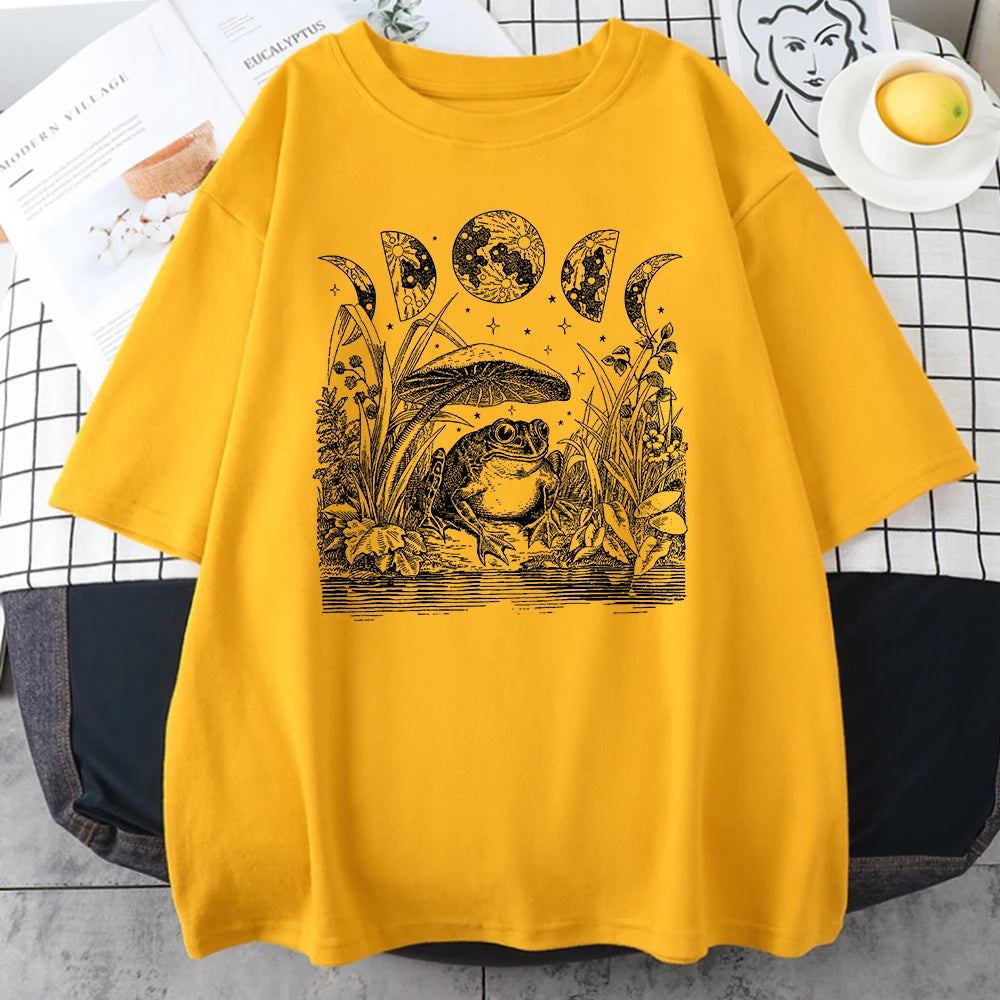 Camiseta Oversize "Mystic Frog" con Fases Lunares