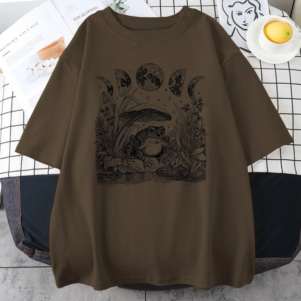 Camiseta Oversize "Mystic Frog" con Fases Lunares